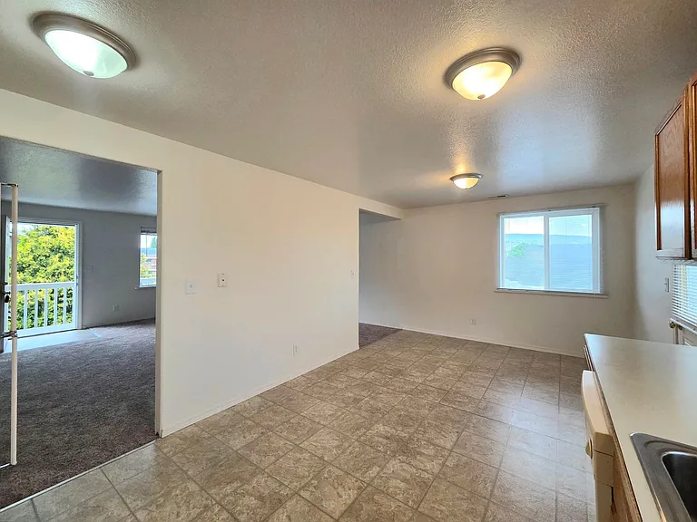 1409 Maple St — Photo 11