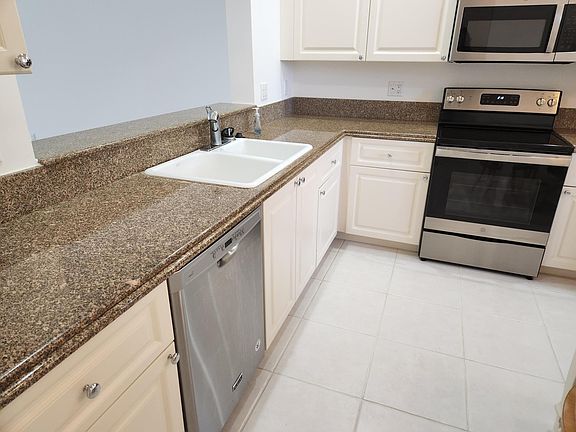 4th image of 8 Harbour Isle Drive E #305