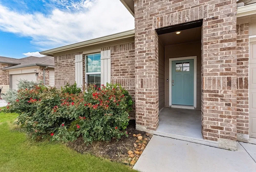 Spacious 4-Bed Home with Fenced Yard and Island Kitchen in Seguin 1428 Redwood Crk — Photo 3