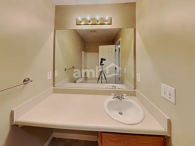220 Remington Ct — Photo 16