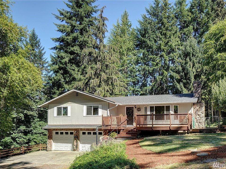 Welcome to this well maintained, sparkling clean, three bedroom, 2.5 bath home in Centralia.