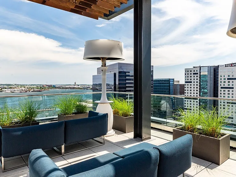 Watermark Seaport — Photo 24