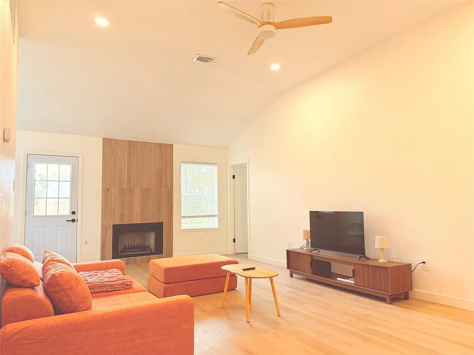 3 bed, 1.0 bath, 1034 sqft, $1,900 — Photo 2