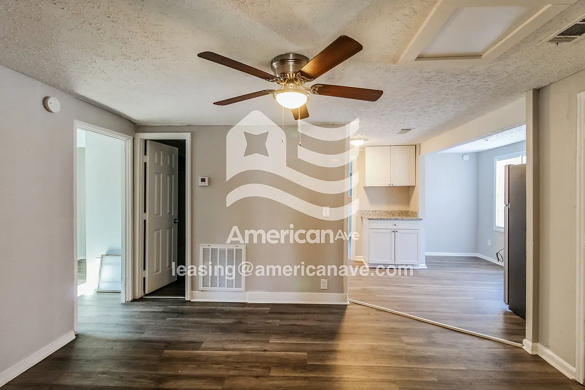 1871776_002_wm_-_living_room_13585795.jpg - 1912 Lincoln St