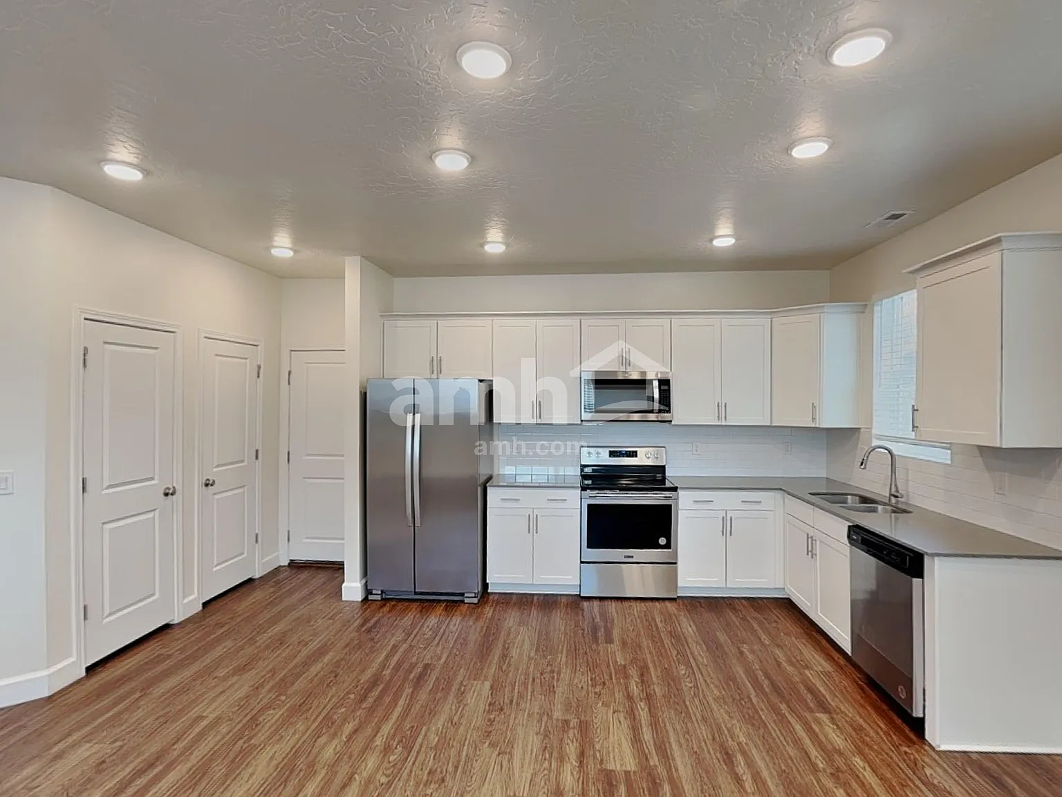 3 bed, 2.5 bath, 1420 sqft, $3,160 — Photo 3