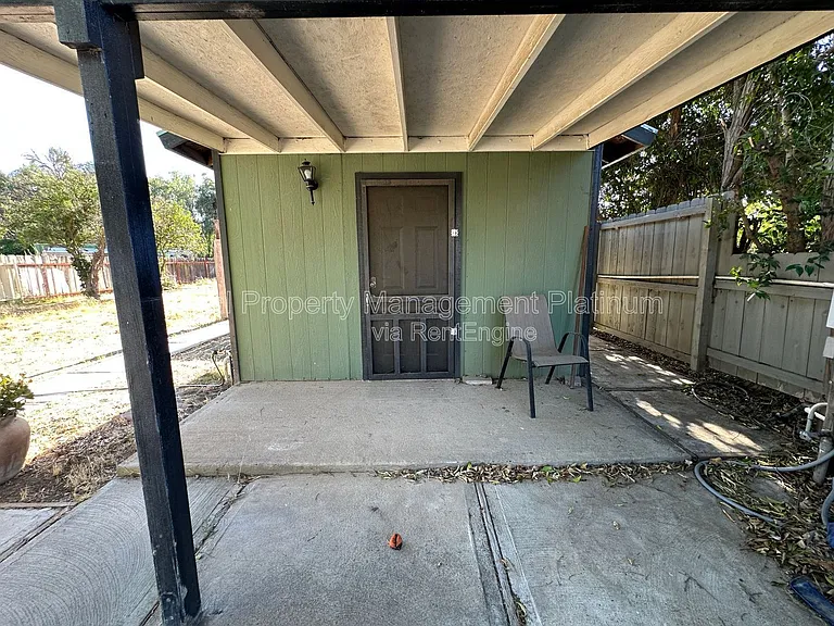 9077 N Fowler Ave — Photo 14