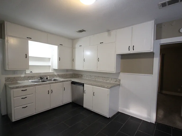 1415 W Crawford St — Photo 11