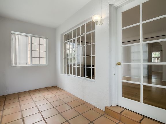4th image of 324 Aliso Dr NE