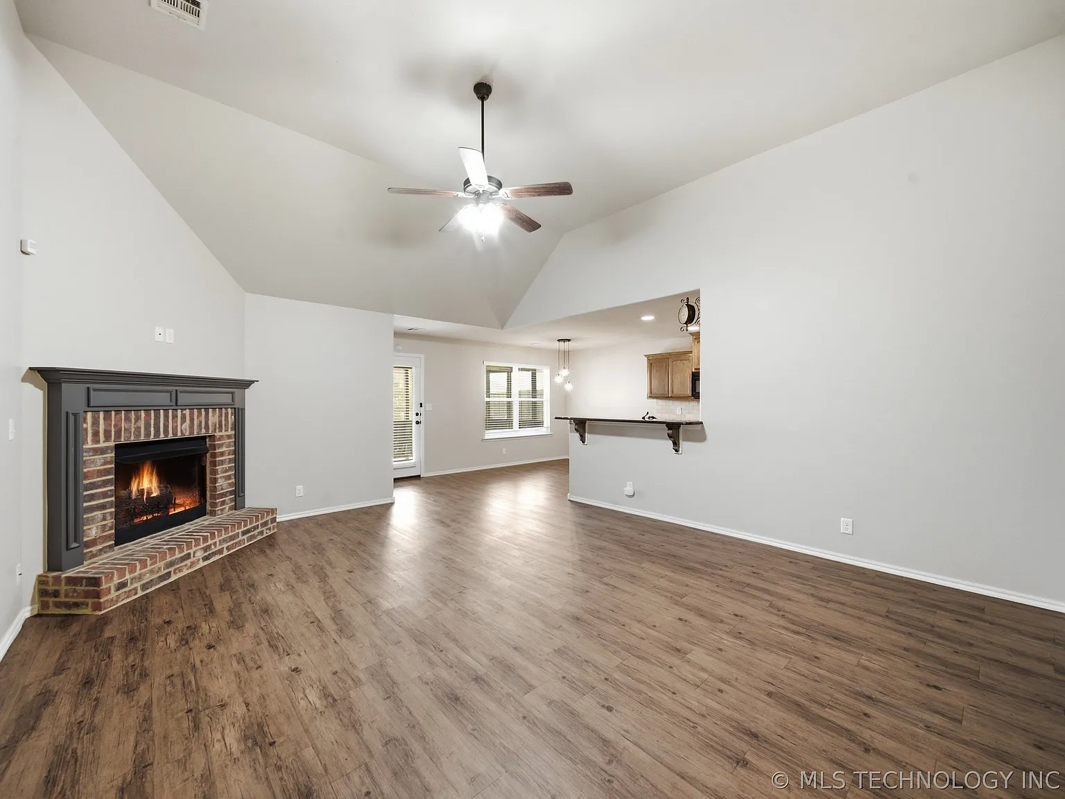 3 bed, 2.0 bath, 1541 sqft, $1,900 — Photo 4