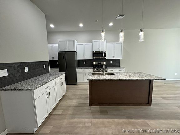 5th image of 3410 Redbud Ln