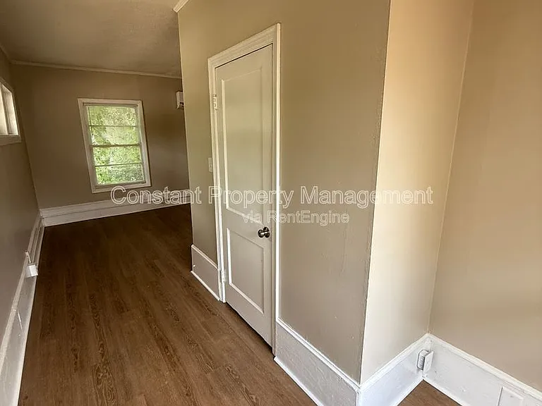 614 W Poplar St — Photo 4