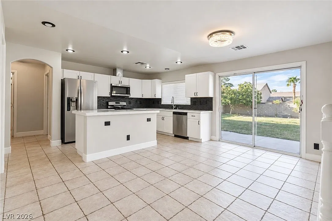 5 bed, 3.0 bath, 3297 sqft, $2,850 — Photo 4
