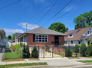 15 Midwood St, Hempstead, NY 11550