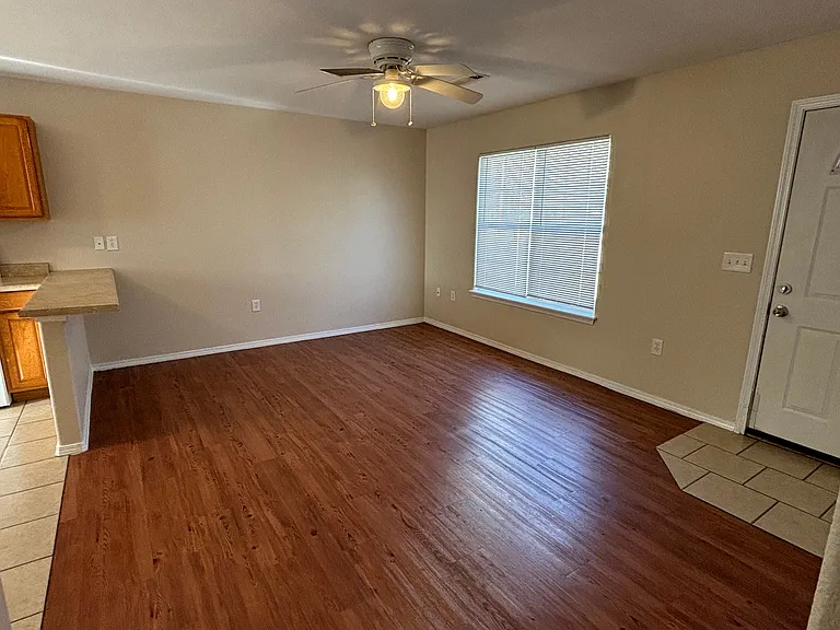 129 E Ella St #129 — Photo 6