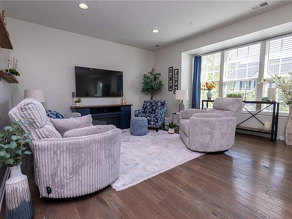 5th image of 212 Noble Woods Dr
