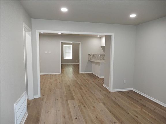 3rd image of 205 Post Oak Ln