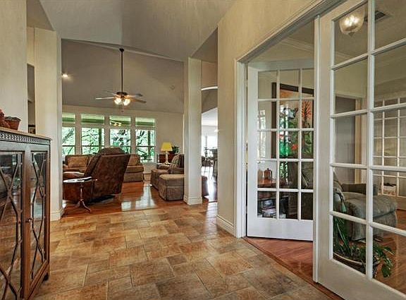 5th image of 609 Oakwood Ln