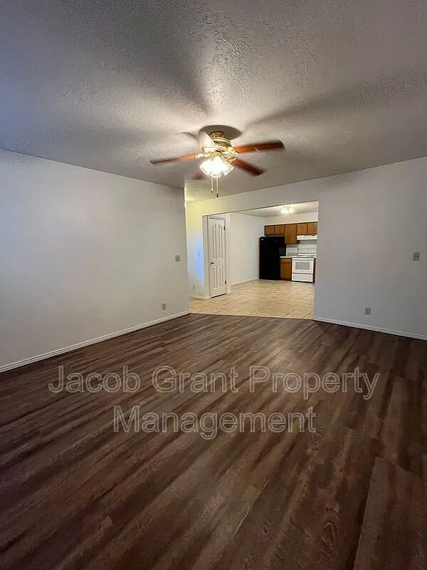 3 bed, 1.0 bath, 1000 sqft, $1,050 — Photo 3