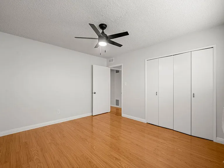 607 N Flores St — Photo 12