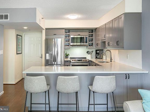 2nd image of 1001 N Randolph St APT 1020