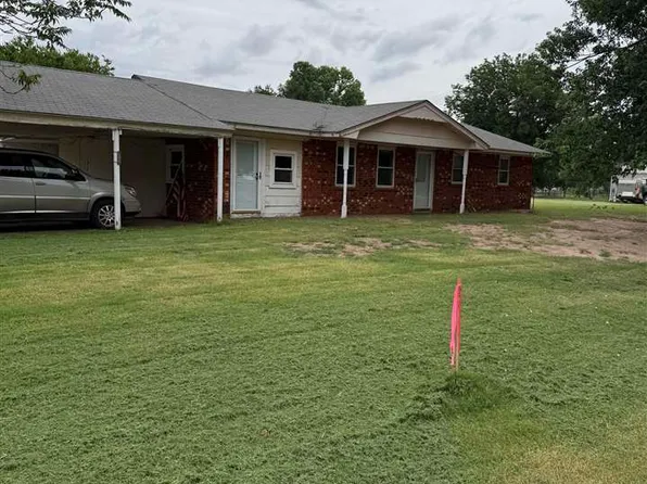 401 Cedar St, Hennessey, OK 73742
