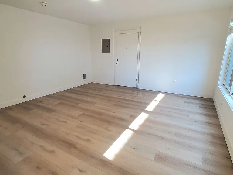 Royal Anne Apartments — Photo 37