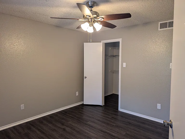 Lakeview Apartments — Photo 21