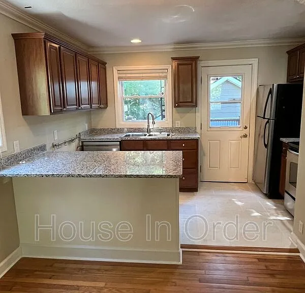 34 Erskine Ave — Photo 4