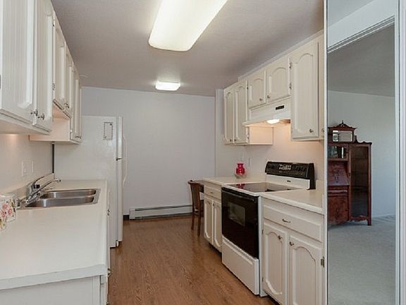 4th image of 665 10th Ave