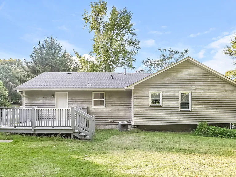 3872 Cloudland Dr — Photo 16