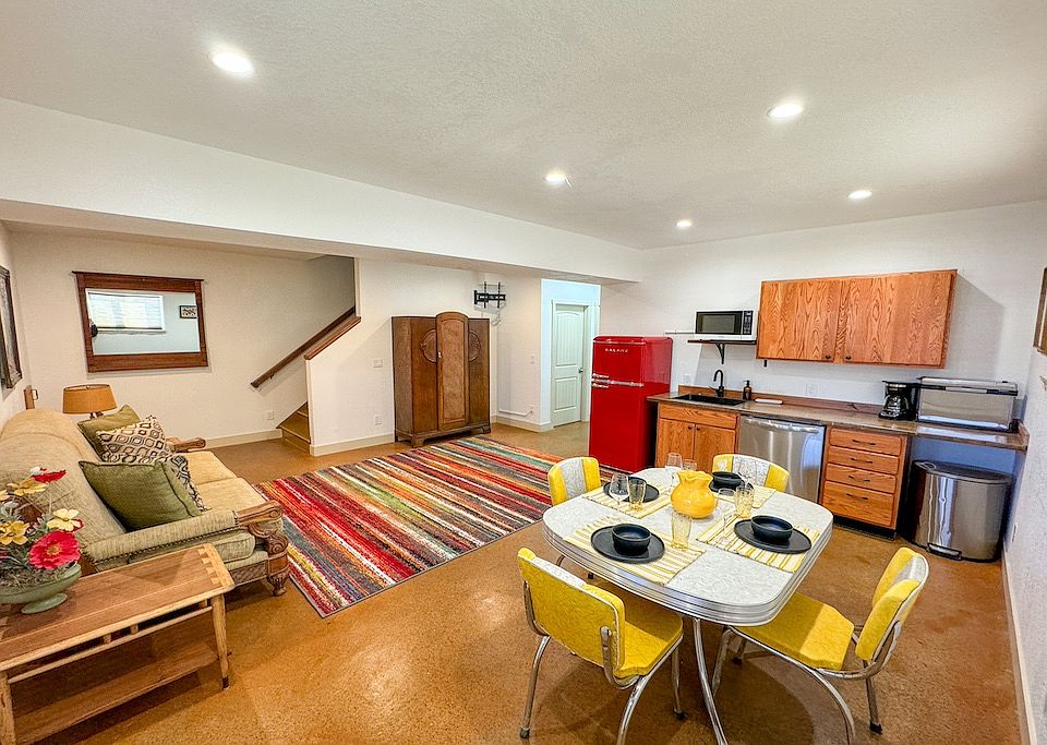 Fully Furnished Large 1 Bed 1 Bath Great Room