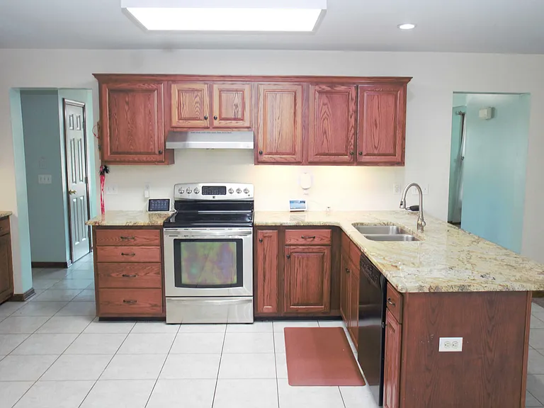 98 Thorndale Cir — Photo 7