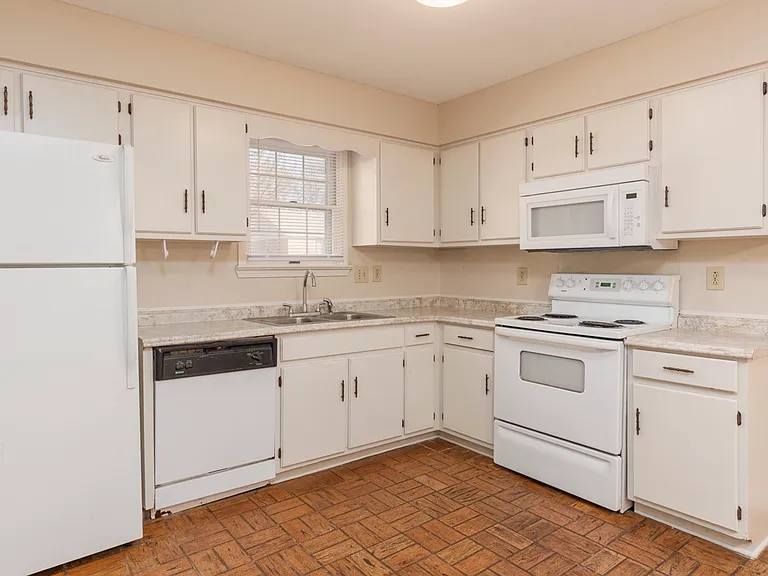 129 Helen Cir #B — Photo 10