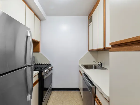 30 West 60th Street image 3 of 16