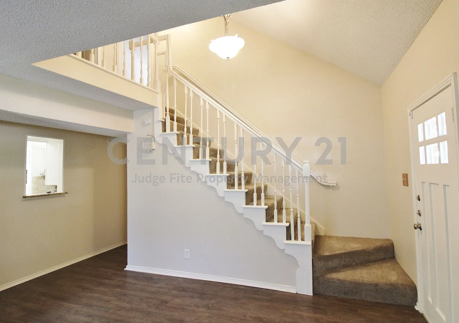 Charming 2-Story 4/2.5/2 Nestled on Corner Lot For Rent! — Photo 2