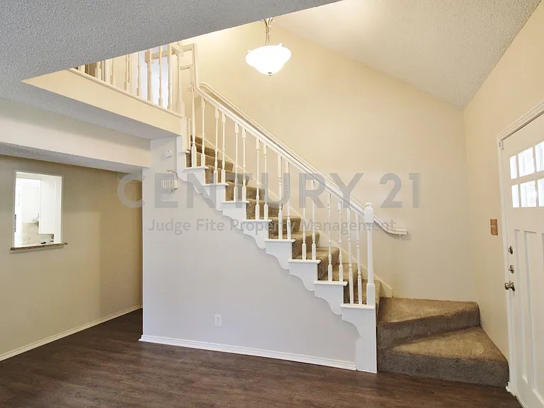 900 Valley Ridge Dr — Photo 2