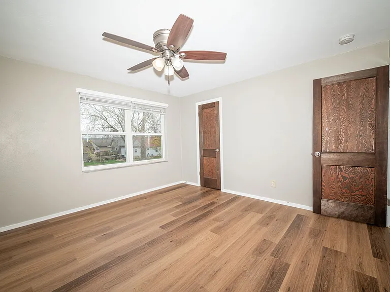 2100 Rhomberg Ave — Photo 9