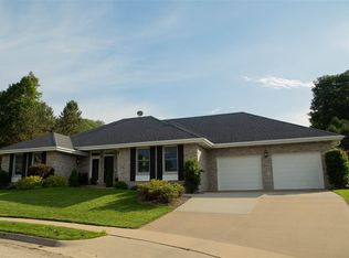 2927 Thornwood Ct, Dubuque, IA 52003