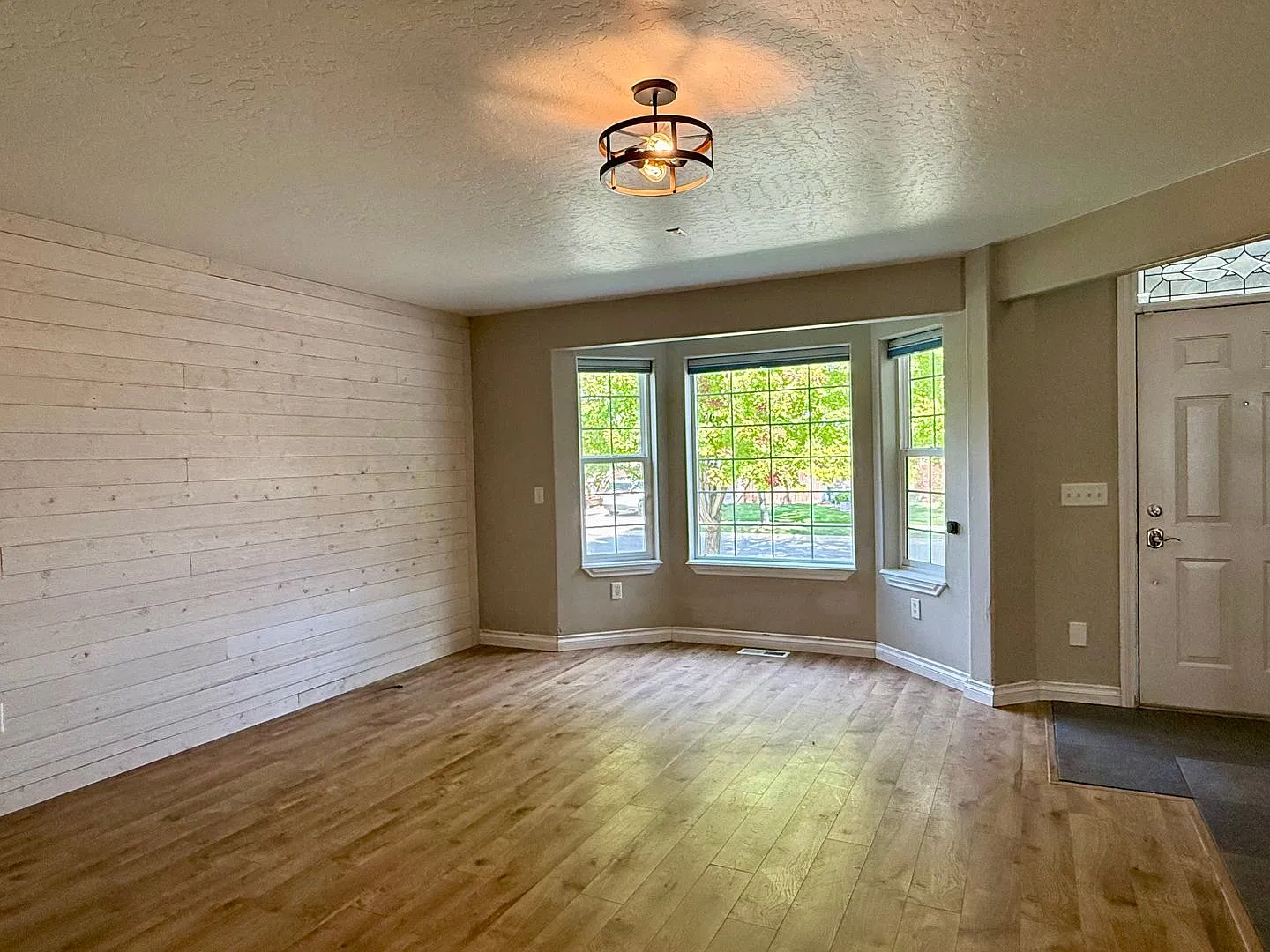 Gorgeous 4 Bed/2.5 Bath - Pet Friendly! — Photo 3