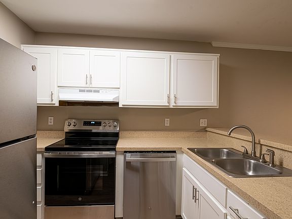 5th image of 3217 Tanager Ct APT A