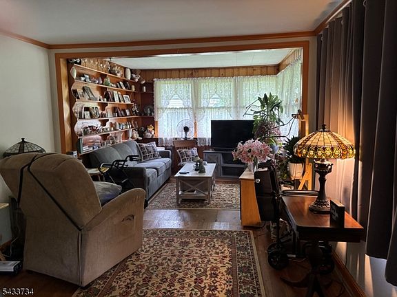 4th image of 33 Longview Ave