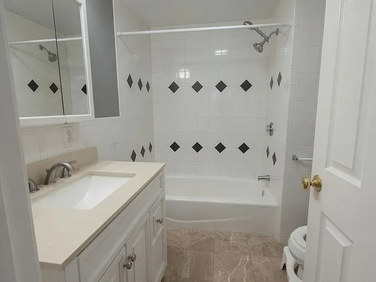 10 Duval St #2 — Photo 11
