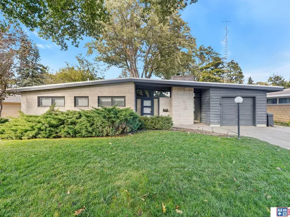 1601 Ridgeway Rd, Lincoln, NE 68506