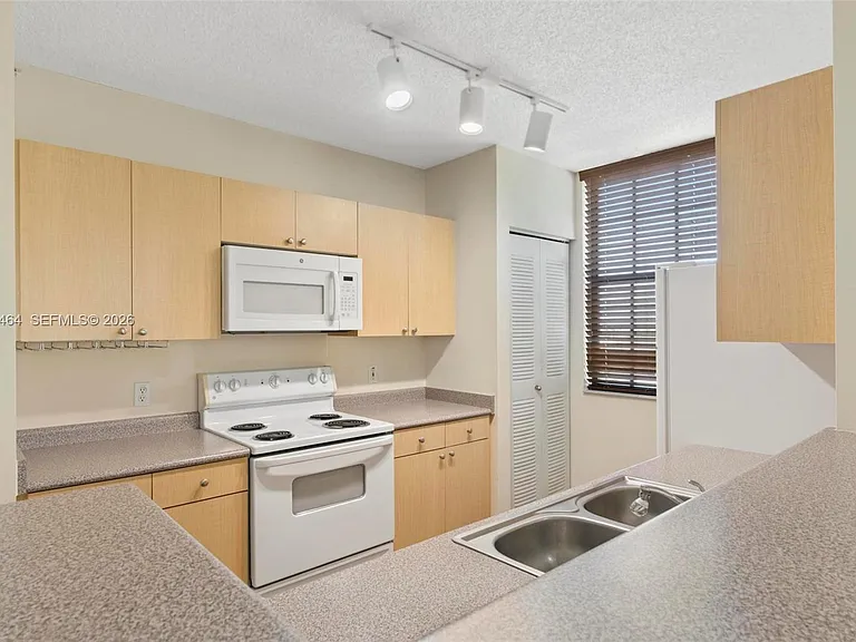 1919 Van Buren St #417A — Photo 12