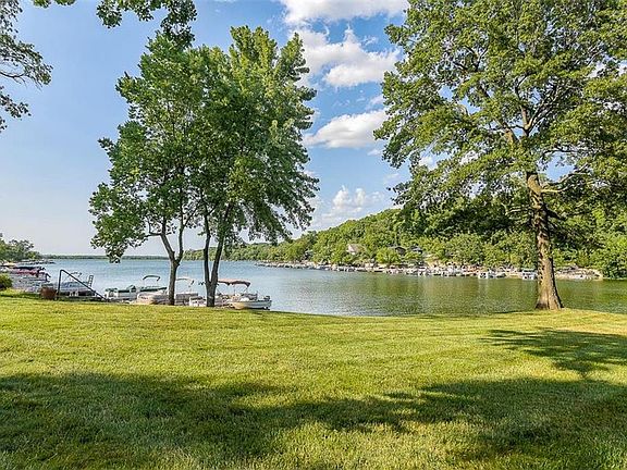 2nd image of 580 Lakeshore Dr E