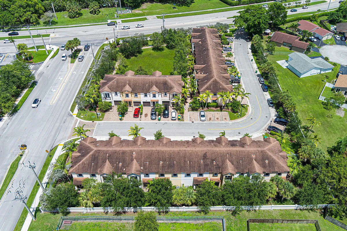 Building Photo - Emerald Landing