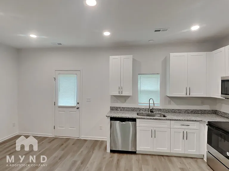 702 W Virginia Ave — Photo 8