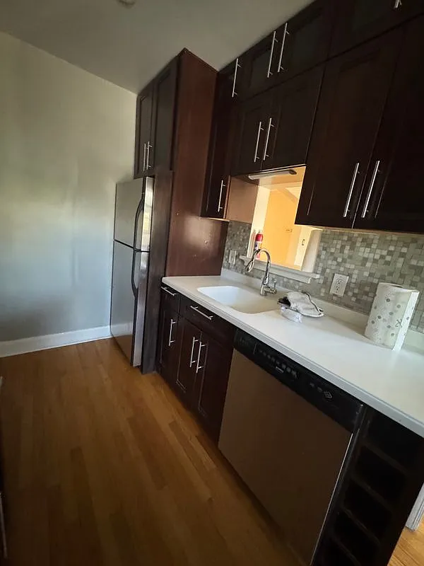 2 bed, 1.0 bath, 1118 sqft, $2,300 — Photo 3