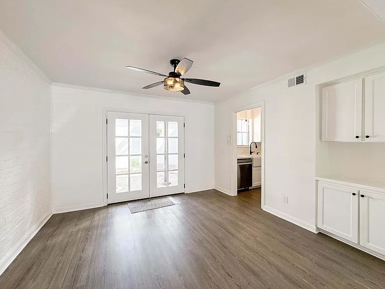1219 Saxony Ln — Photo 4