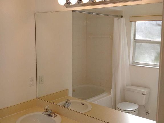 5th image of 920 Park Valley Cir